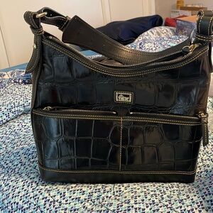 Dooney and Bourne shoulder purse. Black Leather